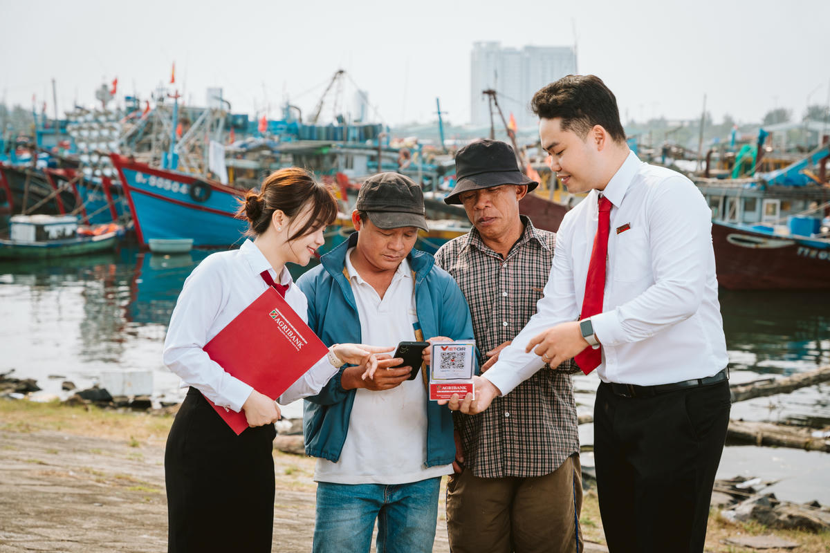 Cán bộ Agribank hỗ trợ khách hàng tiếp cận và sử dụng các tiện ích ngân hàng số, góp phần đưa dịch vụ tài chính hiện đại đến gần hơn với người dân.