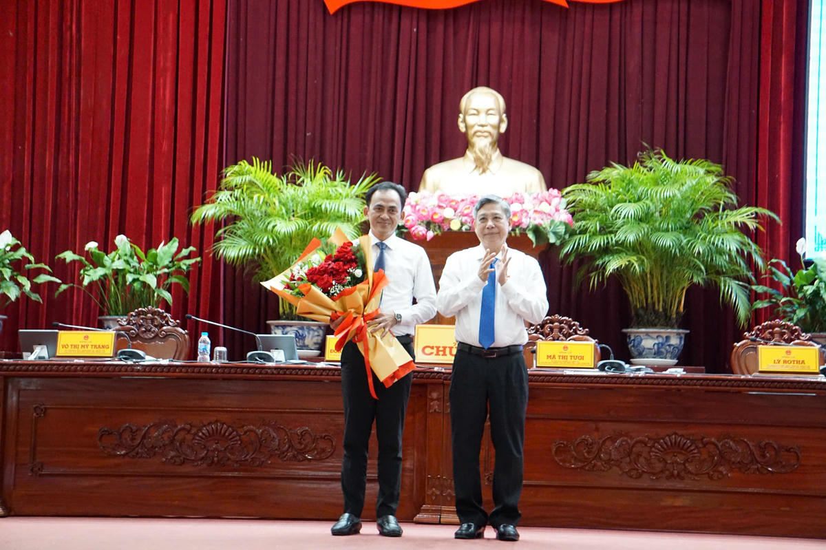 Ông Đồng Văn Thanh chúc mừng ông Nguyễn Hoàng Anh được bầu làm Ủy viên UBND TP Cần Thơ (Ảnh: Nhung Nguyễn).