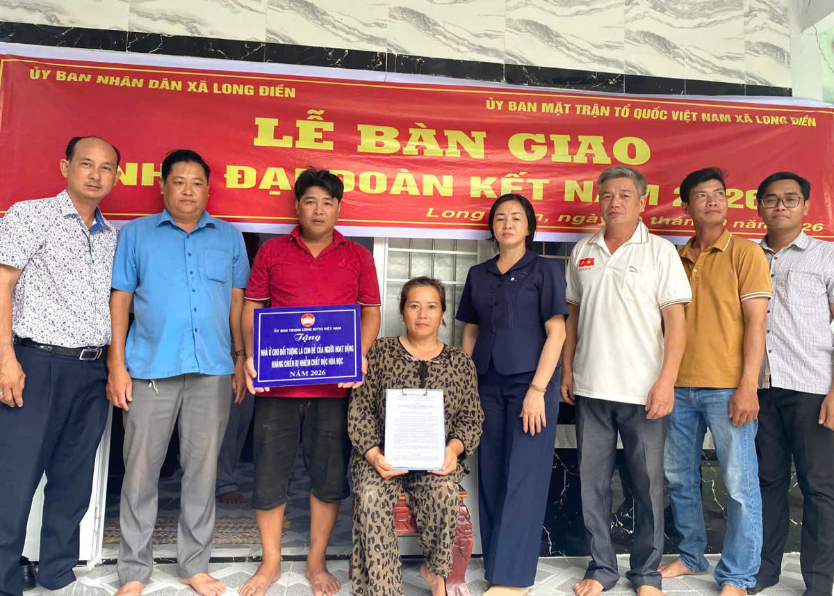 Bà Hoàng Thuý Nga, Phó Chủ tịch UBND xã Long Điền cùng lãnh đạo HĐND xã, các ngành, đoàn thể bàn giao căn nhà cho bà Lê Thu Ba, ấp Công Điền. Anh: ĐT