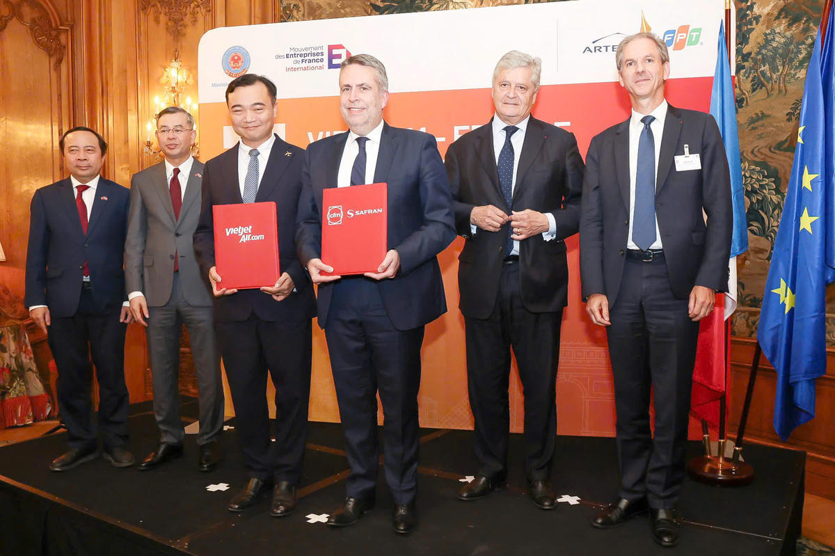 Đại diện Vietjet và CFM International trao thoả thuận phát triển năng lực bảo dưỡng động cơ thế hệ mới nhất.