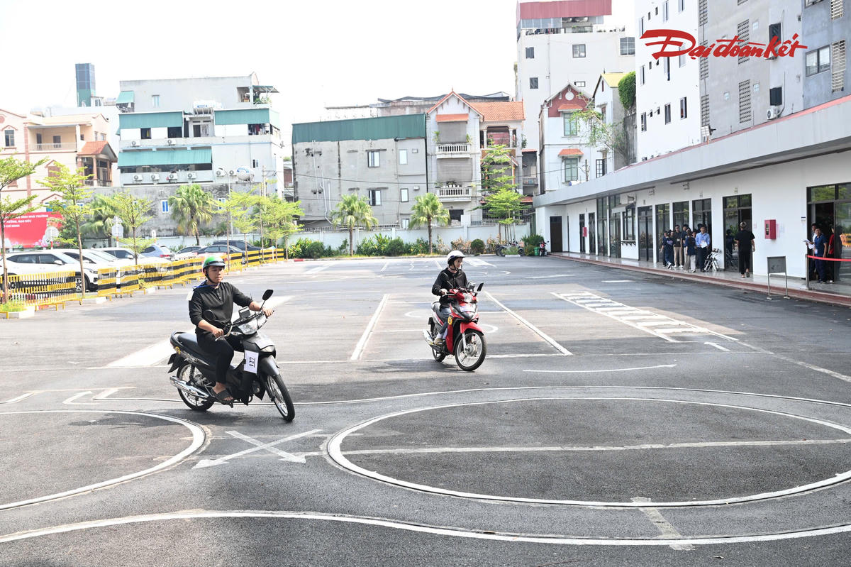 Đối với những nội dung mới, lực lượng CSGT tiếp tục trao đổi, hướng dẫn các trung tâm để thống nhất cách thức tổ chức, qua đó bảo đảm kỳ sát hạch diễn ra nghiêm túc và kết quả đánh giá phản ánh đúng năng lực của thí sinh.