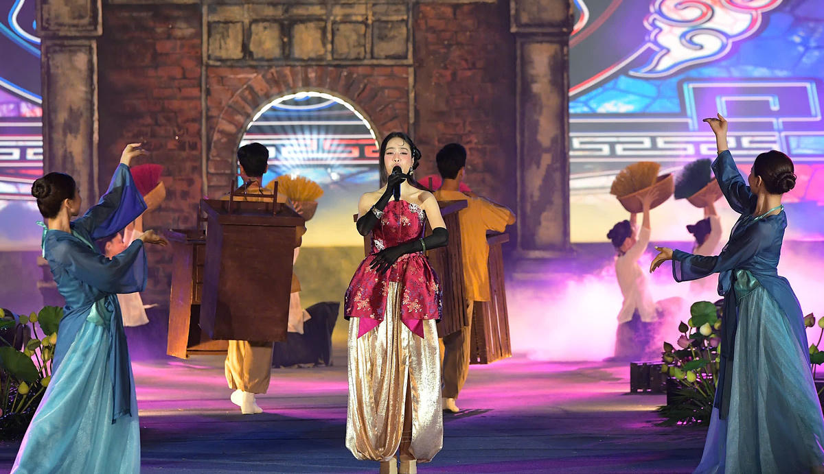 Các làn điệu được đưa lên sân khấu, tạo nên sắc màu văn hóa truyền thống trong chương trình.