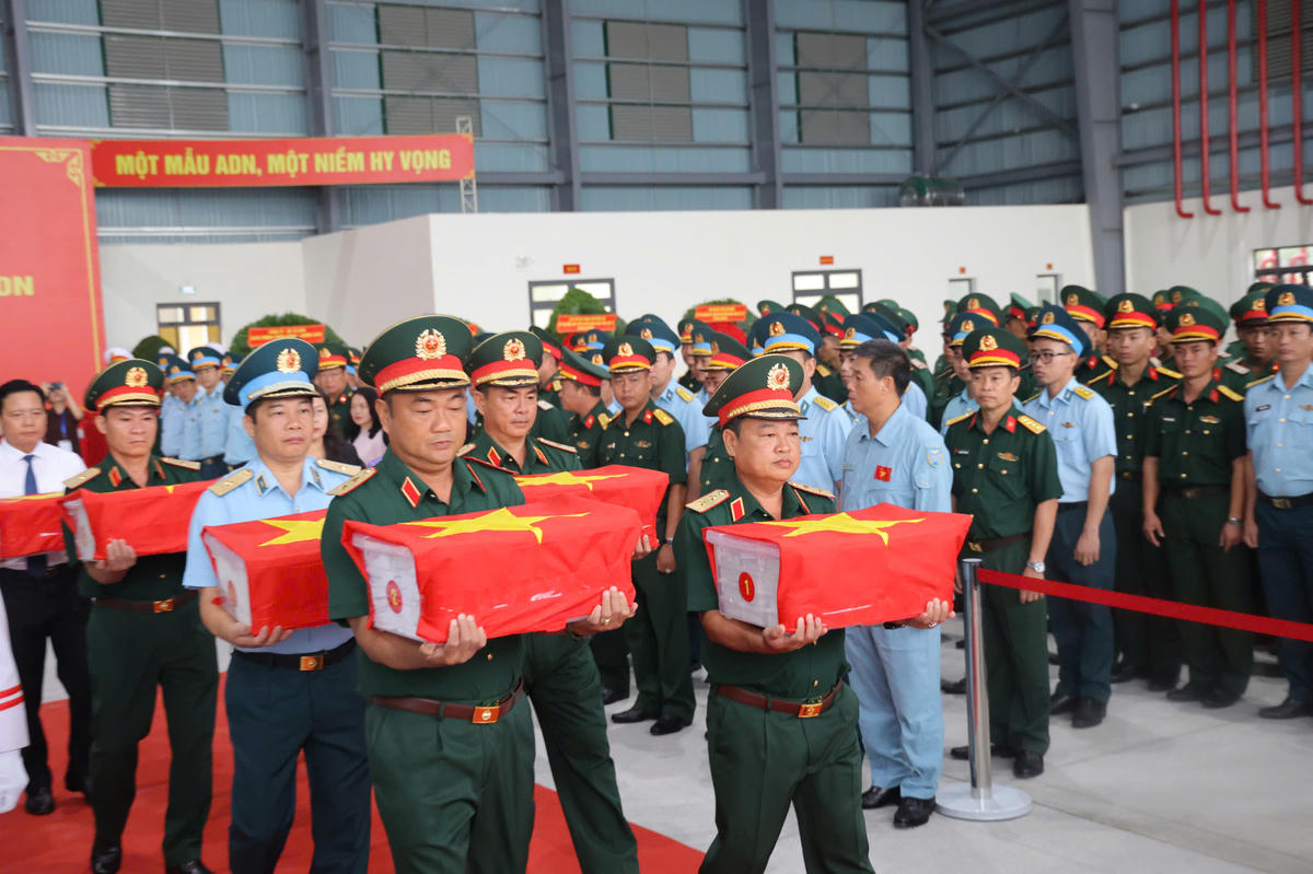 Vận chuyển 13.563 mẫu hài cốt liệt sĩ từ TPHCM ra Hà Nội để giám định ADN