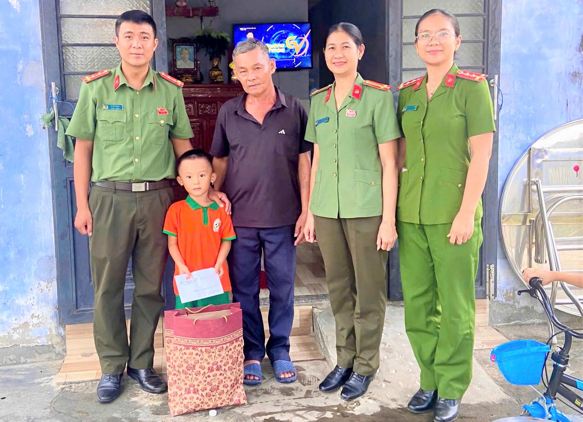 Chi đoàn và chi hội phụ nữ Công an xã Duy Nghĩa tặng quà cho em Phạm Ngọc Gia Minh. Ảnh: TM.
