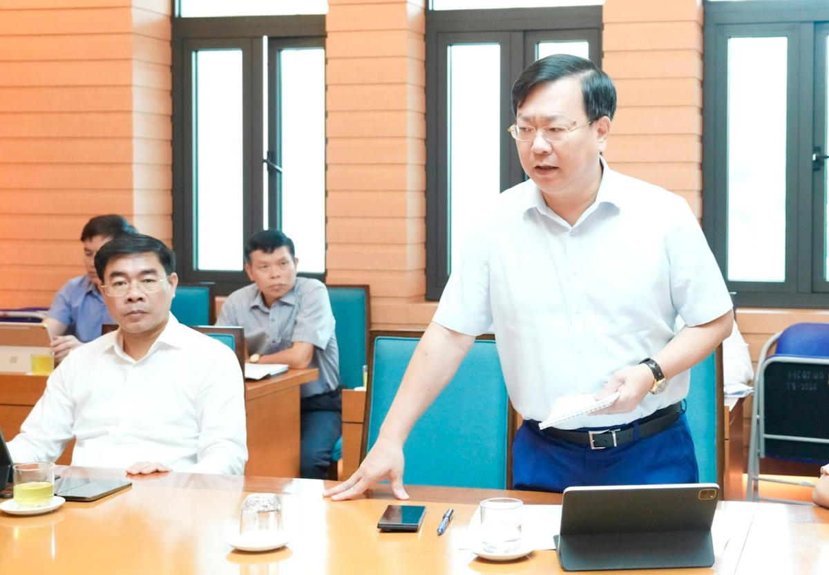 Ông Võ Nguyên Phong - Giám đốc Sở Xây dựng Hà Nội phát biểu tại cuộc họp. 