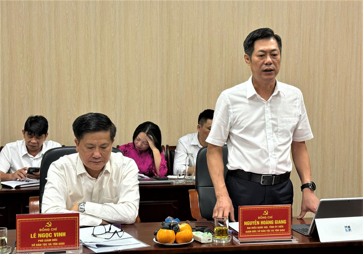 Ông Nguyễn Hoàng Giang, Đại biểu Quốc hội, Tỉnh ủy viên, Giám đốc Sở Dân tộc và Tôn giáo trao đổi các vấn đề liên quan đến thực hiện công tác dân tộc, tôn giáo tại buổi làm việc của Thường trực Tỉnh ủy với Sở.
