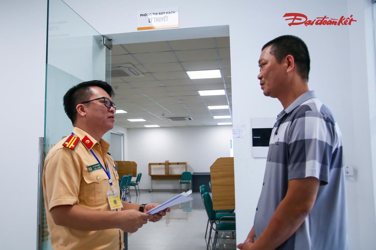 Đại diện Đội Sát hạch, cấp GPLX cơ giới đường bộ - Phòng CSGT cho biết, điểm mới đáng chú ý trong công tác sát hạch thời gian qua là việc Bộ trưởng Bộ Công an ban hành Thông tư số 108/2026/TT-BCA ngày 29/6/2026 quy định về sát hạch, cấp GPLX, có hiệu lực từ ngày 1/7/2026. Theo đó, nội dung sát hạch bằng phần mềm mô phỏng các tình huống giao thông được bỏ, đồng thời việc sát hạch được tổ chức theo các nội dung phù hợp với từng hạng GPLX.