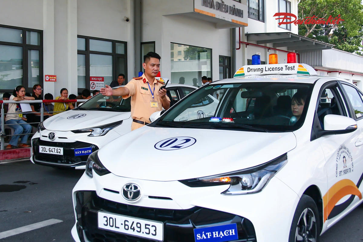 Ngày 11/9, Phòng Cảnh sát giao thông (CSGT) Công an TP Hà Nội phối hợp với các trung tâm sát hạch tổ chức 5 hội đồng sát hạch GPLX ô tô và mô tô trên địa bàn thành phố.