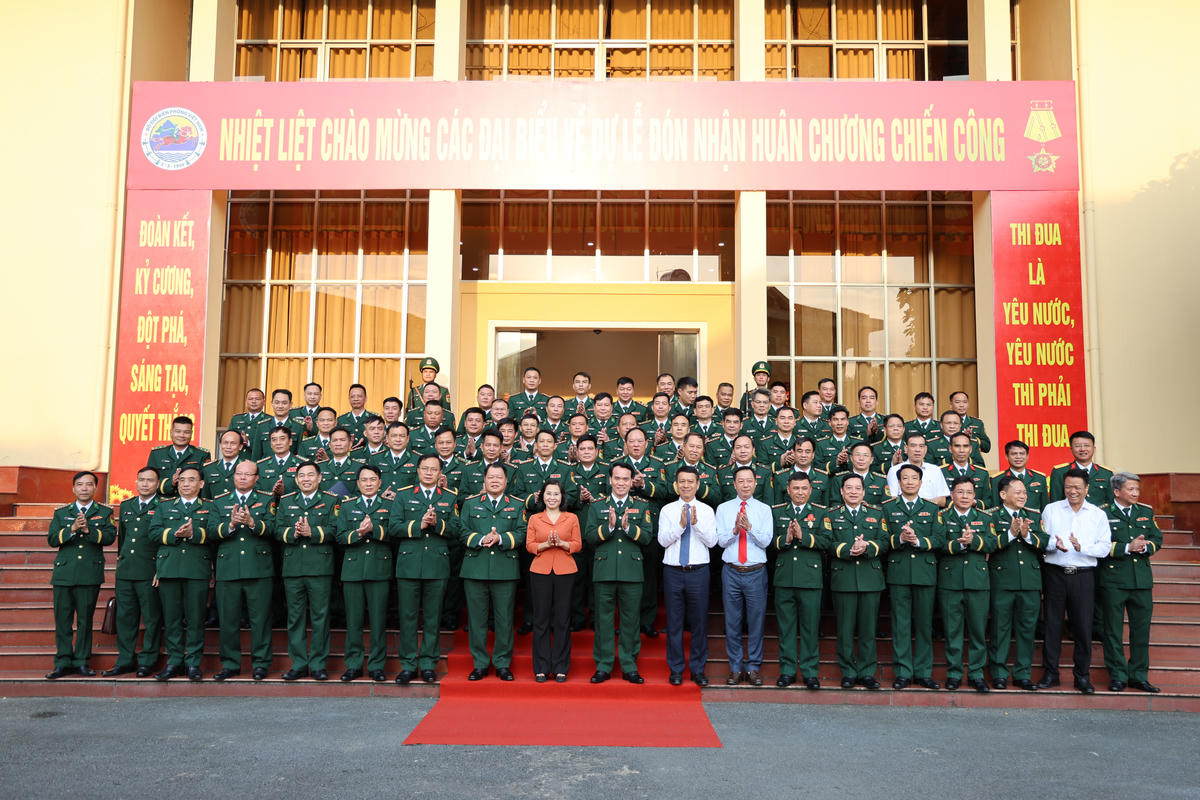 Các đại biểu chụp ảnh lưu niệm. Ảnh: Ngọc Anh.