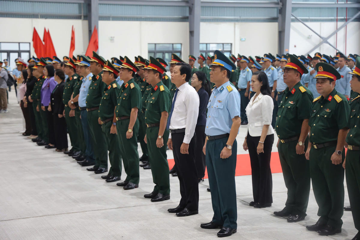 Các lãnh đạo tham dự Lễ vận chuyển, bàn giao 13.563 mẫu hài cốt liệt sĩ phục vụ giám định ADN. Ảnh: BTC