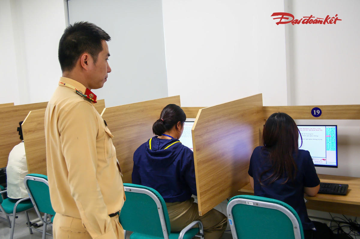 Để triển khai các quy định mới, Phòng CSGT đã nghiên cứu, quán triệt các văn bản, hướng dẫn của Bộ Công an và Cục CSGT đến cán bộ làm công tác sát hạch. Đồng thời, đơn vị rà soát quy trình tổ chức, cơ sở vật chất, trang thiết bị và các điều kiện phục vụ sát hạch tại các trung tâm.
