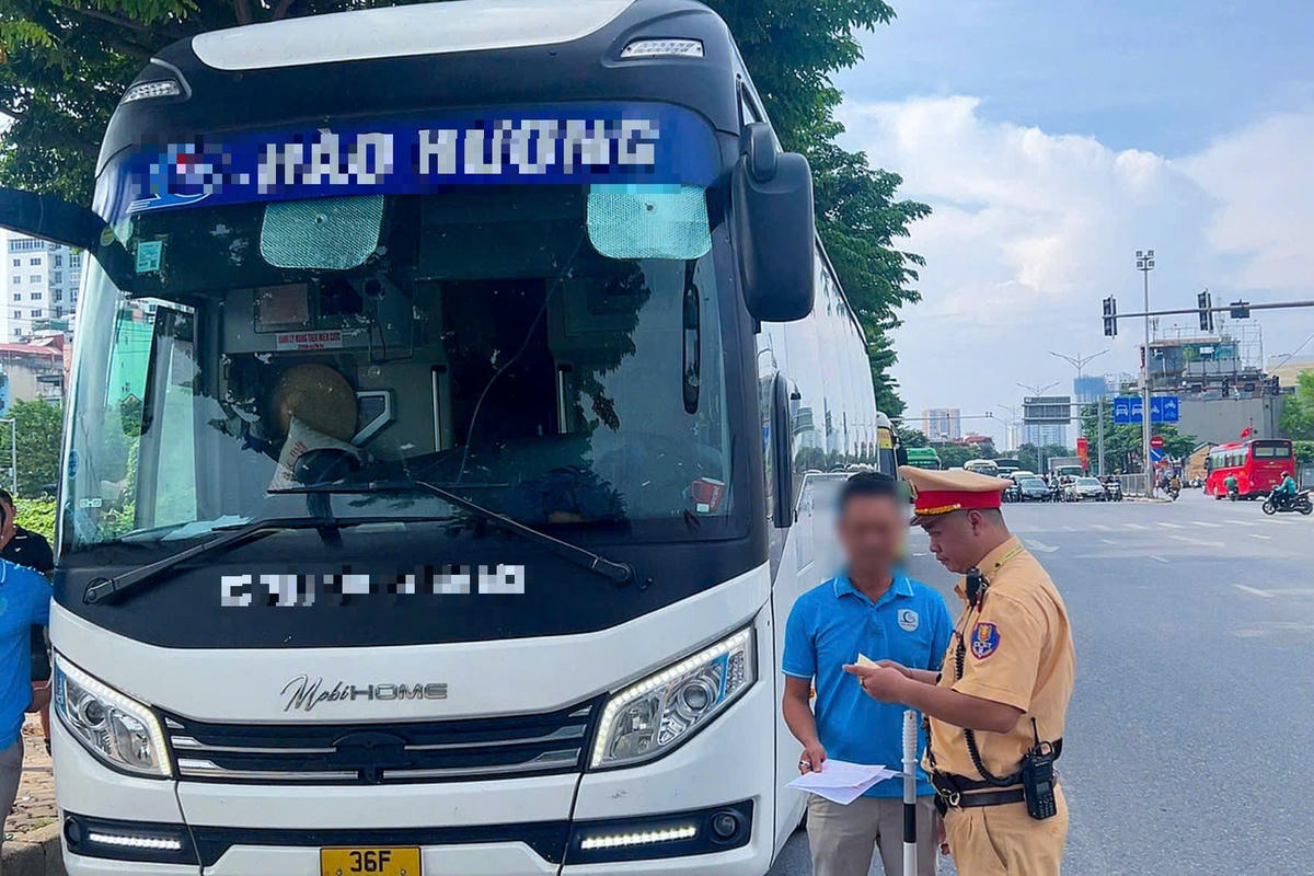 Lực lượng CSGT tăng cường kiểm soát phương tiện vận tải tại các tuyến cửa ngõ, bến xe, nhà ga.