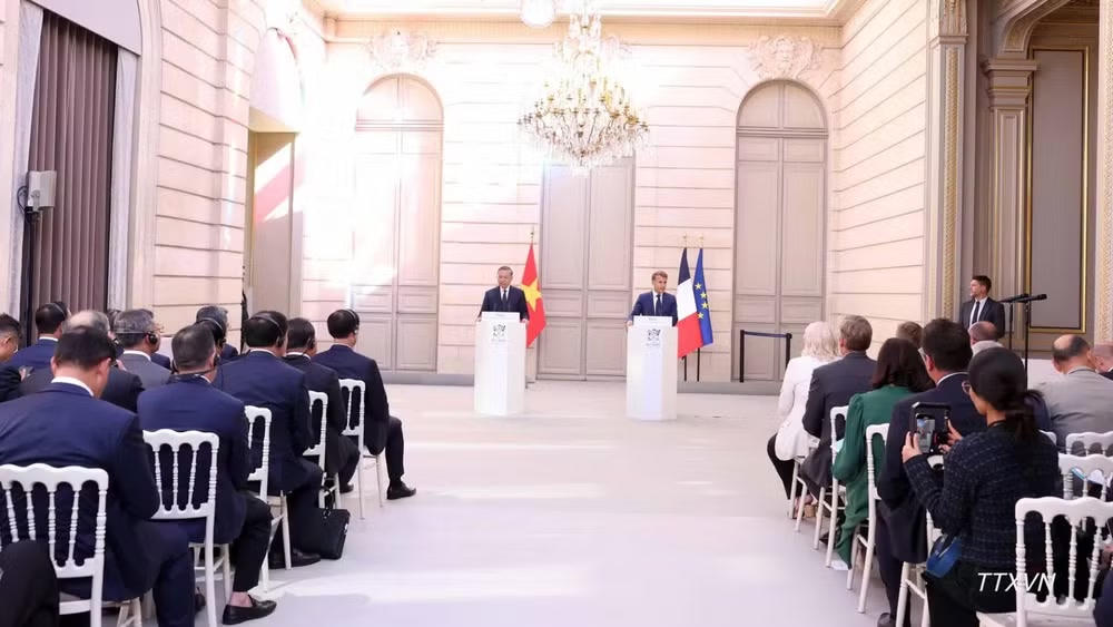 Tổng Bí thư, Chủ tịch nước Tô Lâm và Tổng thống Pháp Emmanuel Macron gặp gỡ báo chí, thông báo kết quả hội đàm. (Ảnh: Thống Nhất/TTXVN).