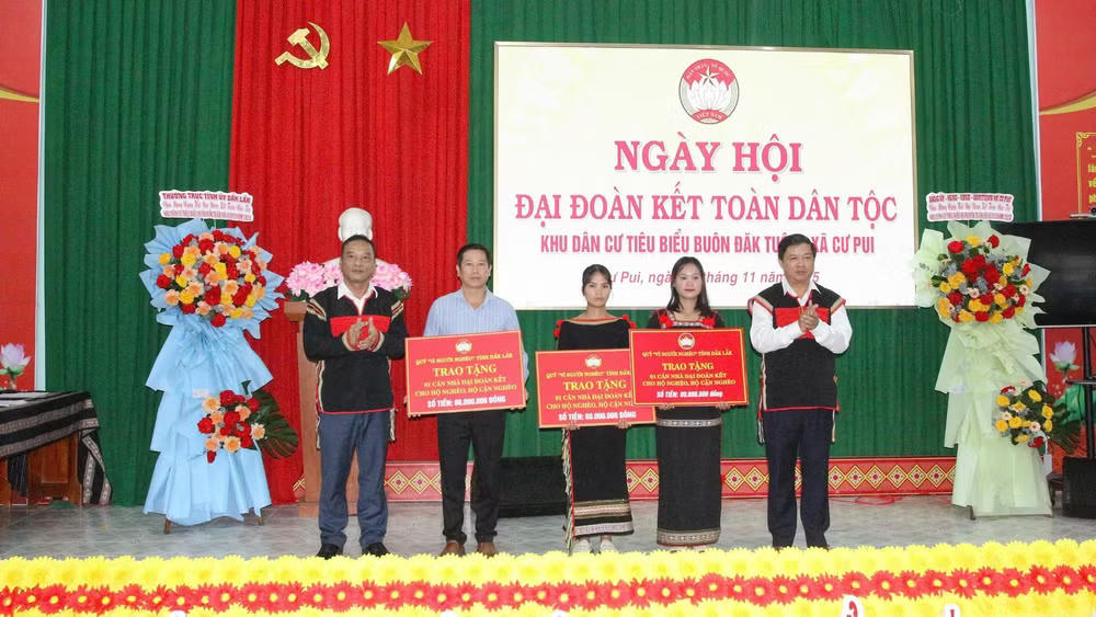 Thường trực Tỉnh ủy tỉnh Đắk Lắk trao tặng nhà Đại đoàn kết cho các hộ nghèo, hộ cận nghèo xã Cư Pui tại Ngày hội Đại đoàn kết toàn dân tộc xã Cư Pui năm 2025. Ảnh: TL