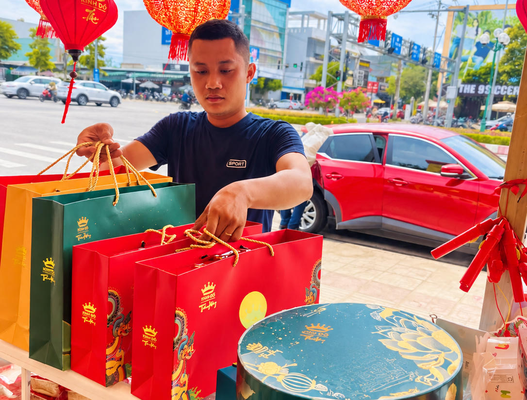 Người dân phường Tam Kỳ, TP Đà Nẵng mua bánh trung thu. Ảnh: CĐ.