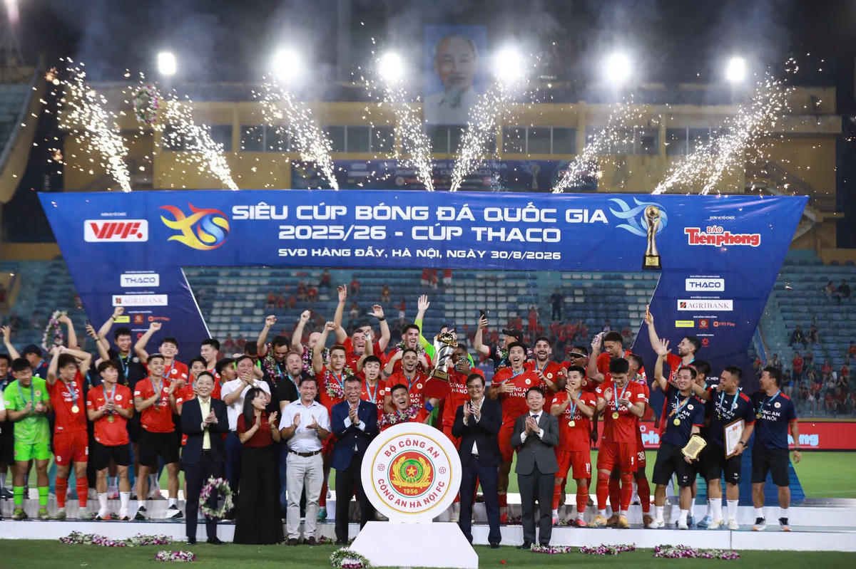 CLB Công an Hà Nội nâng cao chiếc cúp vô địch Siêu cúp Bóng đá Quốc gia 2026