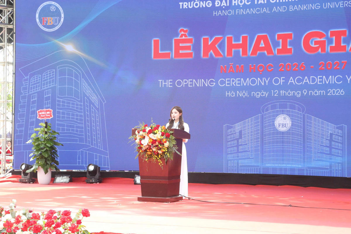 Em Đặng Kim Khánh – đại diện tân sinh viên khóa 15 FBU, thay cho lời tri ân và lời hứa quyết tâm học tập, rèn luyện của thế hệ sinh viên mới gửi tới Ban Lãnh đạo Nhà trường. Ảnh: Đ.Chung.