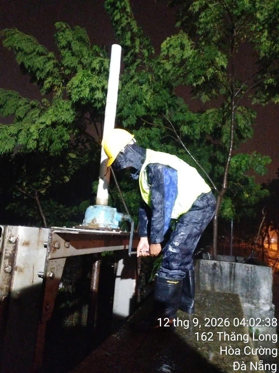 Đà Nẵng: Đội mưa ứng phó chống ngập trước mưa lớn kéo dài
