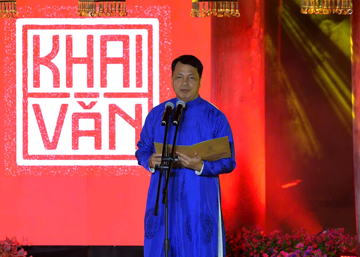 Phát biểu khai mạc chương trình nghệ thuật Khai Văn, ông Lê Xuân Kiêu, Giám đốc Trung tâm Hoạt động Văn hóa Khoa học Văn Miếu – Quốc Tử Giám, cho biết: Qua chương trình, câu chuyện 950 năm của Quốc Tử Giám không chỉ được kể lại như một ký ức lịch sử, mà được tiếp nối bằng những giá trị có ý nghĩa đối với hôm nay và mai sau.