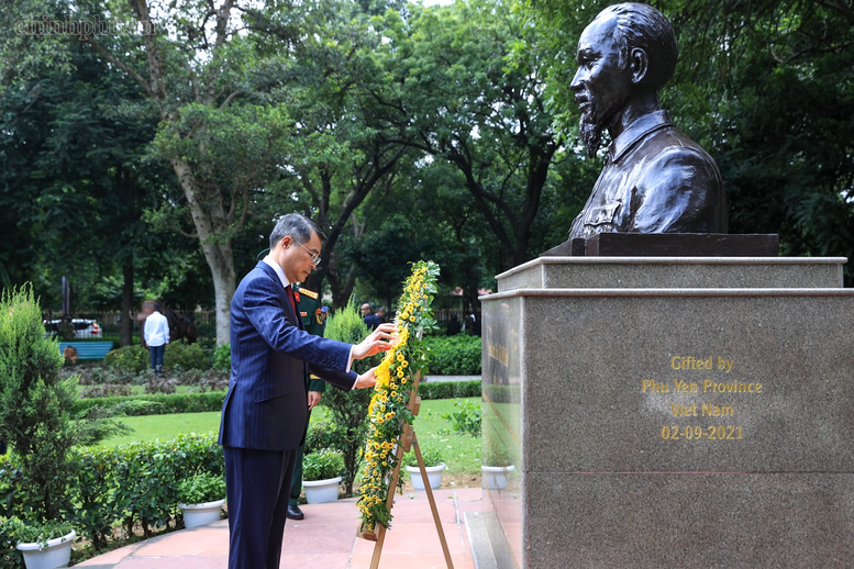 Thủ tướng Lê Minh Hưng dâng hoa tưởng niệm Chủ tịch Hồ Chí Minh tại New Delhi- Ảnh 1.
