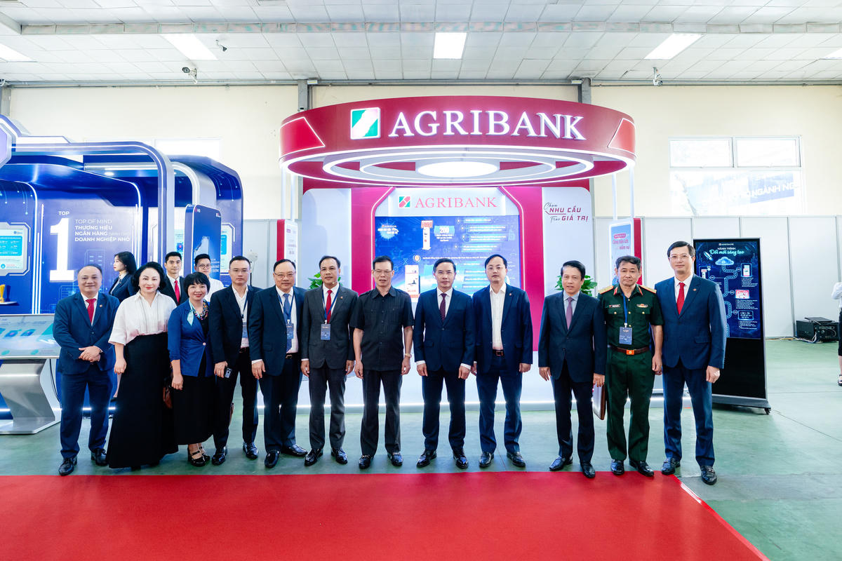 Lãnh đạo Agribank và các đại biểu chụp ảnh lưu niệm tại không gian trưng bày thành tựu chuyển đổi số của Agribank