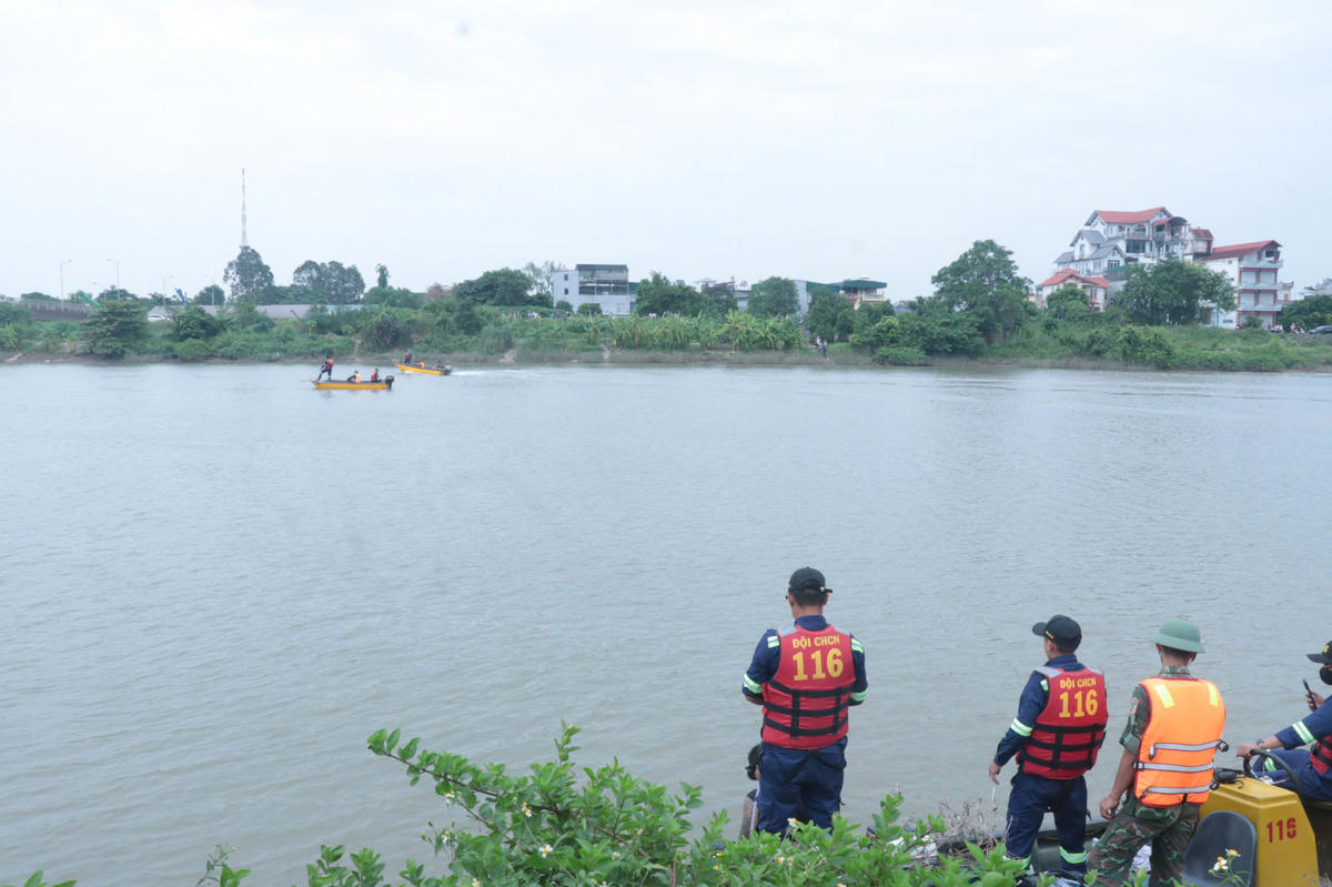 Các lực lượng phối hợp tìm kiếm người mất tích trên sông Trà Lý trong ngày 12/9. Ảnh: Công Hải.