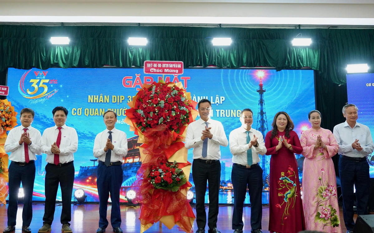 Bí thư Thành ủy Lê Ngọc Quang (thứ 5 từ phải qua) cùng lãnh đạo HĐND, UBND, Ủy ban MTTQ Việt Nam thành phố tặng hoa chúc mừng VOV miền Trung. Ảnh: Nguyễn Tú.