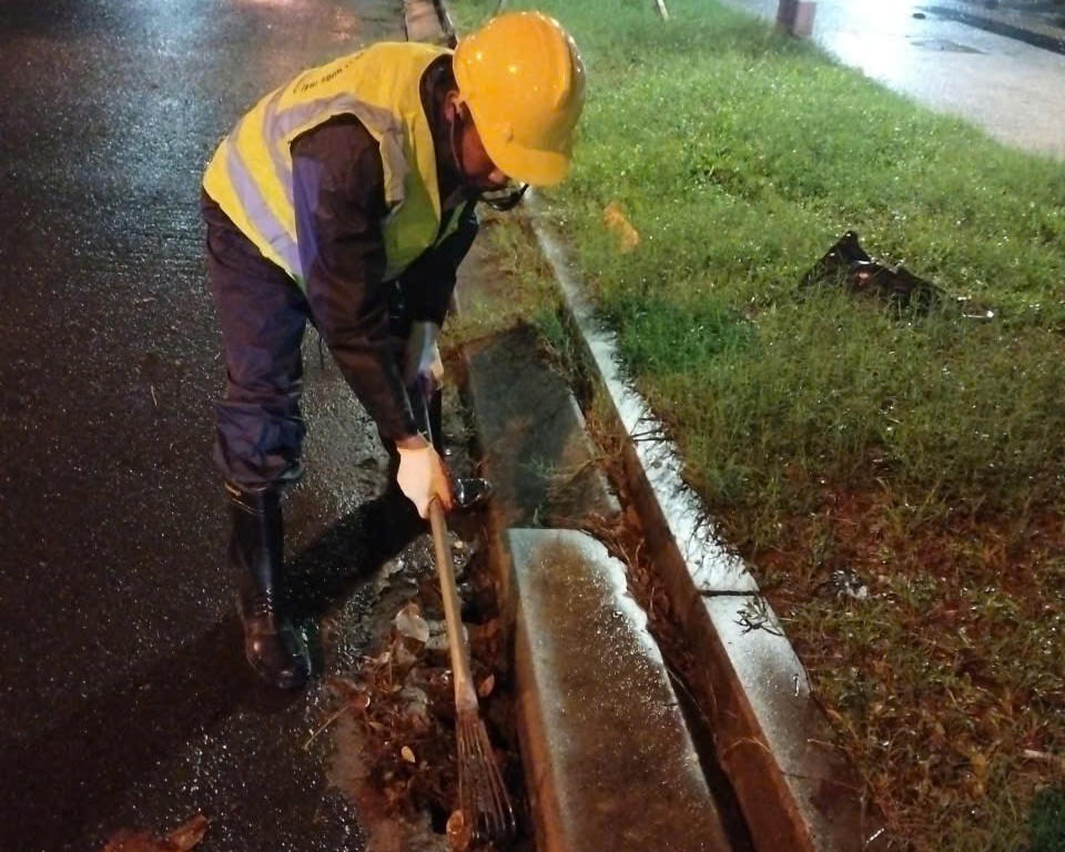 Đà Nẵng: Đội mưa ứng phó chống ngập trước mưa lớn kéo dài
