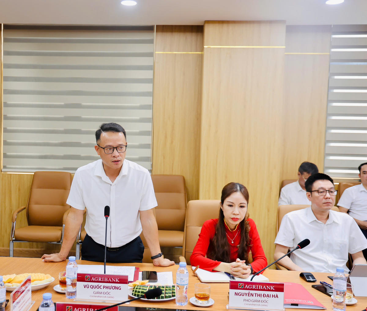 Đ/c Vũ Quốc Phương - Giám đốc Agribank Chi nhánh Hà Giang báo cáo tại buổi làm việc
