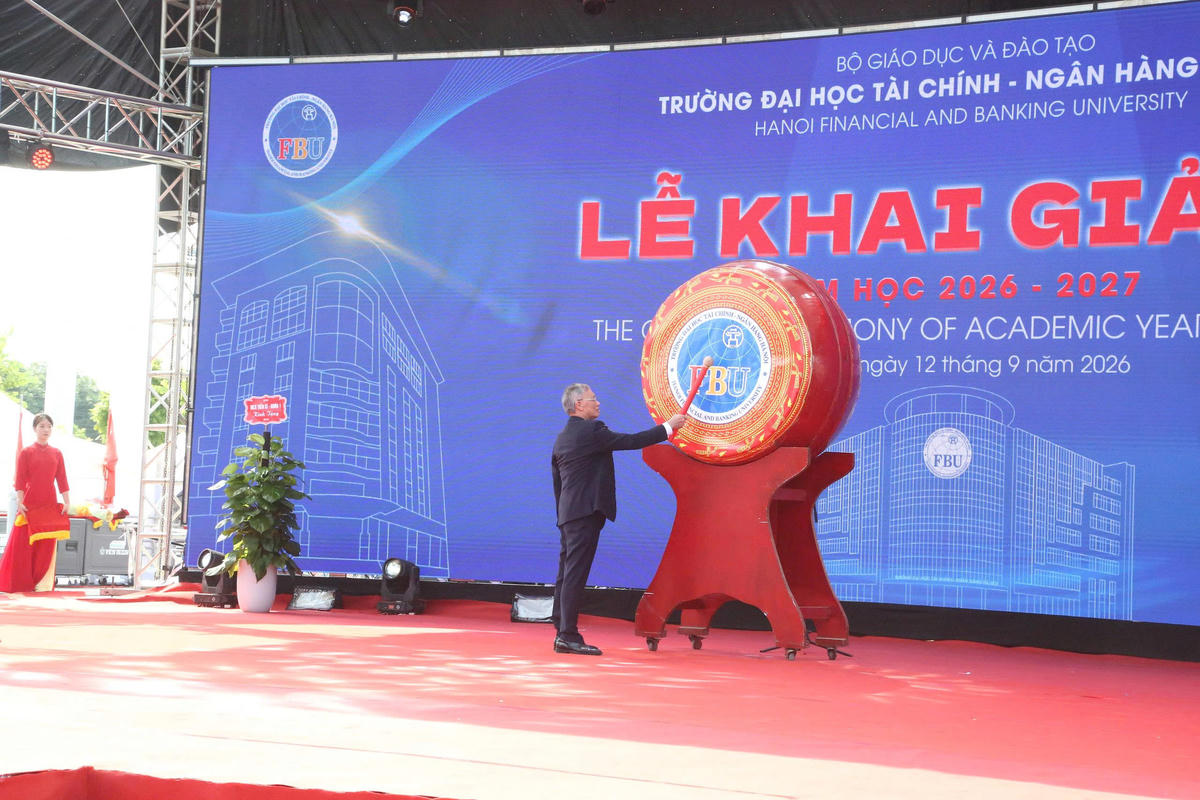 PGS.TS.NGƯT Phạm Ngọc Ánh, Hiệu trưởng FBU đánh trống khai giảng.Ảnh: Đ.Chung.