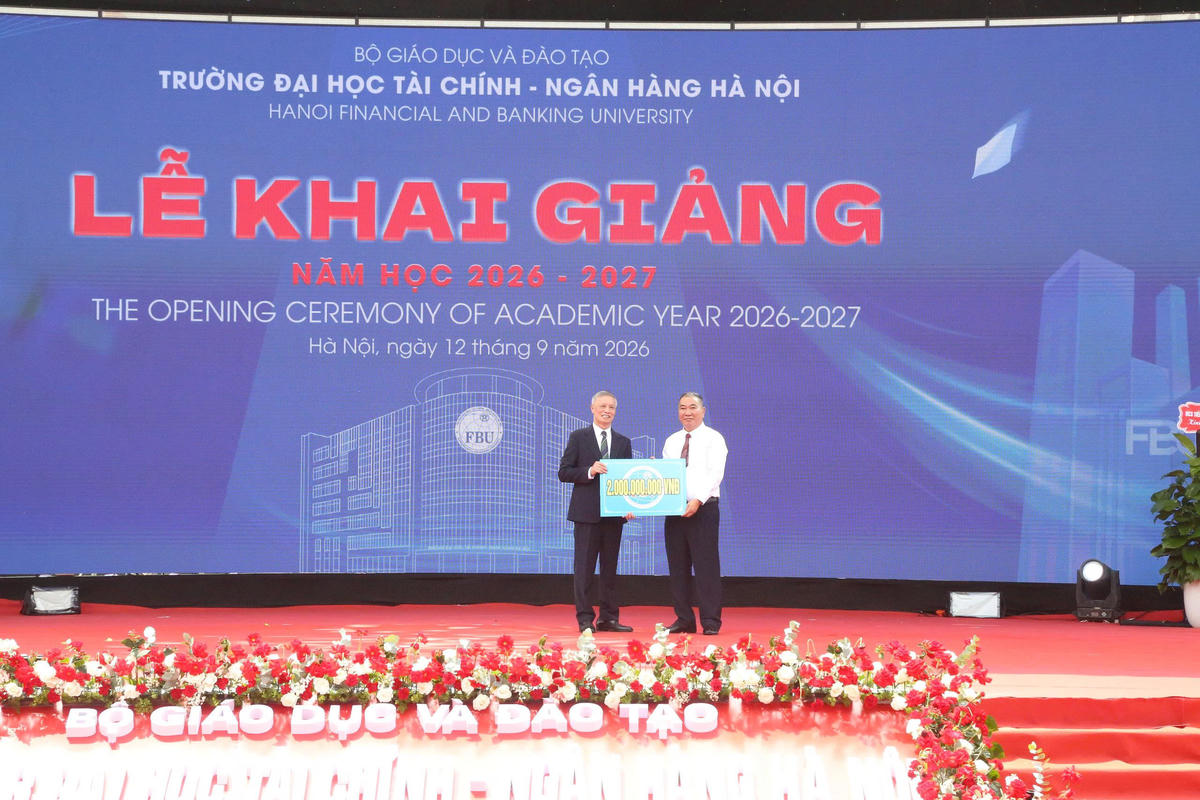 Hiệu trưởng FBU Phạm Ngọc Ánh tiếp nhận sự hỗ trợ và tài trợ từ các đơn vị, các nhà hảo tâm trao tặng Quỹ học bổng sinh viên năm học 2026 – 2027. Ảnh: Đ.Chung.