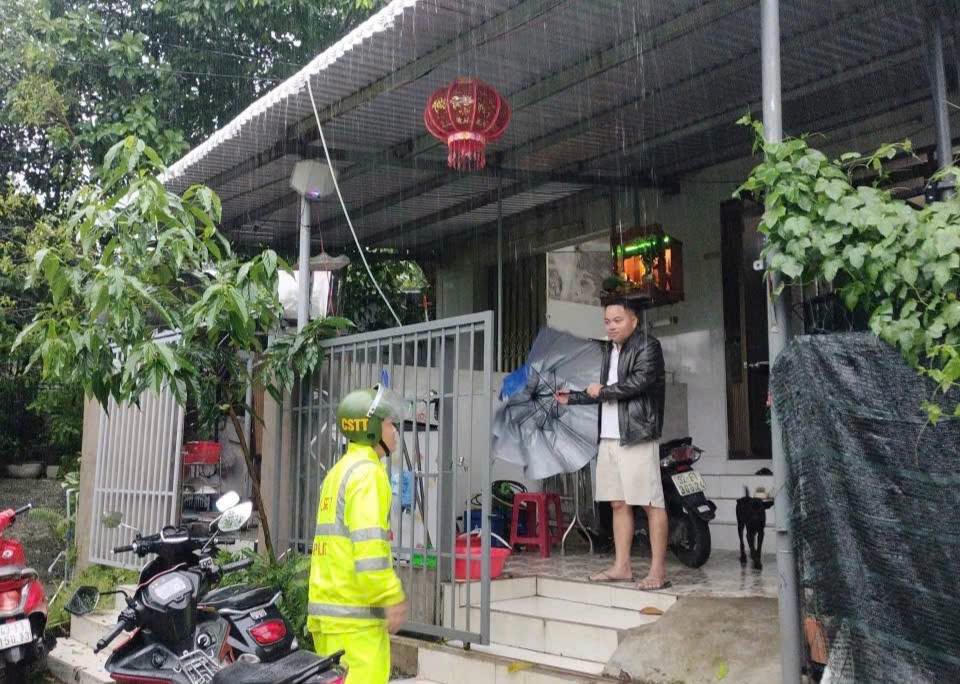 Đà Nẵng: Hỗ trợ người dân sơ tán vì mưa lớn