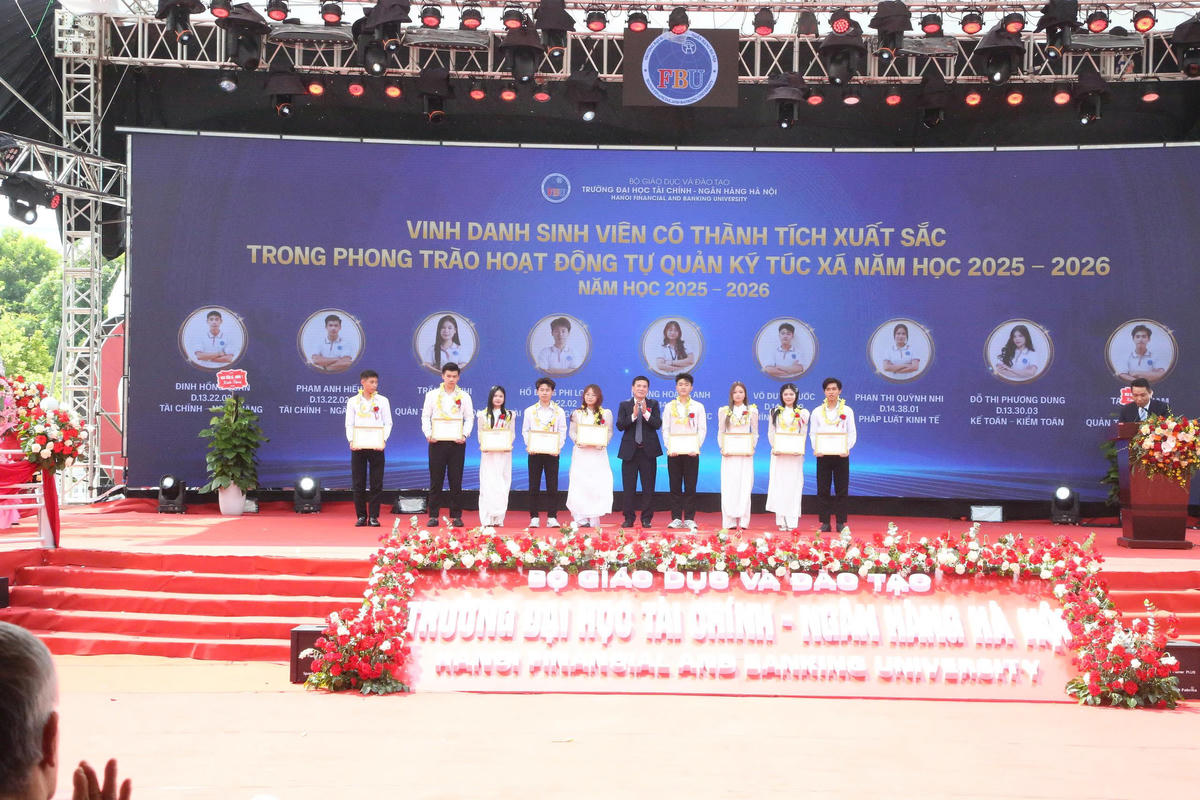 FBU vinh danh sinh viên có thành tích xuất sắc trong phong trào hoạt động tự quản ký túc xá năm học 2025-2026. Ảnh: Đ.Chung
