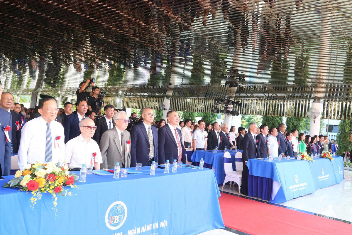 Các đại biểu tham dự lễ khai giảng.