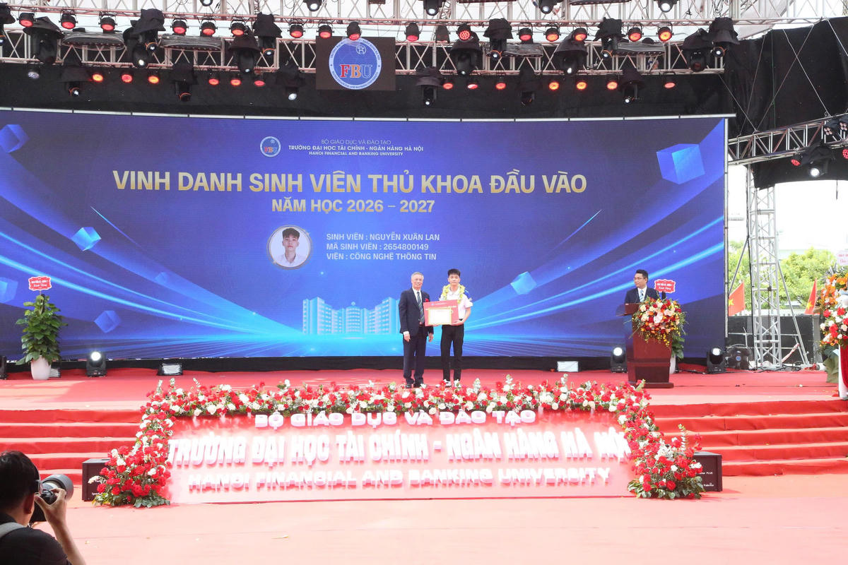 FBU vinh danh sinh viên thủ khoa đầu vào năm học 2026-2027. Ảnh: Đ.Chung