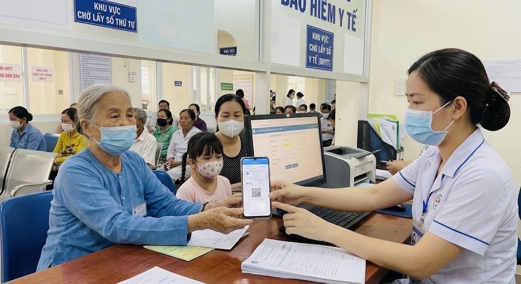 Chủ động kiểm tra quá trình tham gia và giá trị sử dụng thẻ sau khi đóng. Ảnh: BHXH VN