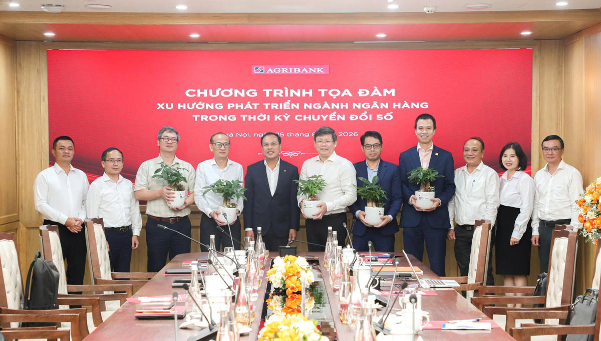 Các đại biểu tham dự Tọa đàm chụp ảnh lưu niệm