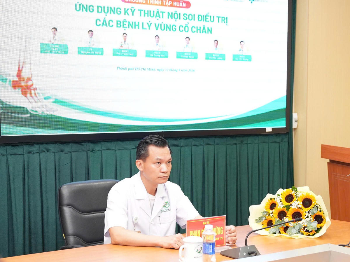 Đại tá, TS.BS Phan Đình Mừng - Phó Giám đốc Bệnh viện Quân y 175, Giám đốc Viện Chấn thương Chỉnh hình chủ trì chương trình tập huấn. Ảnh: M.C
