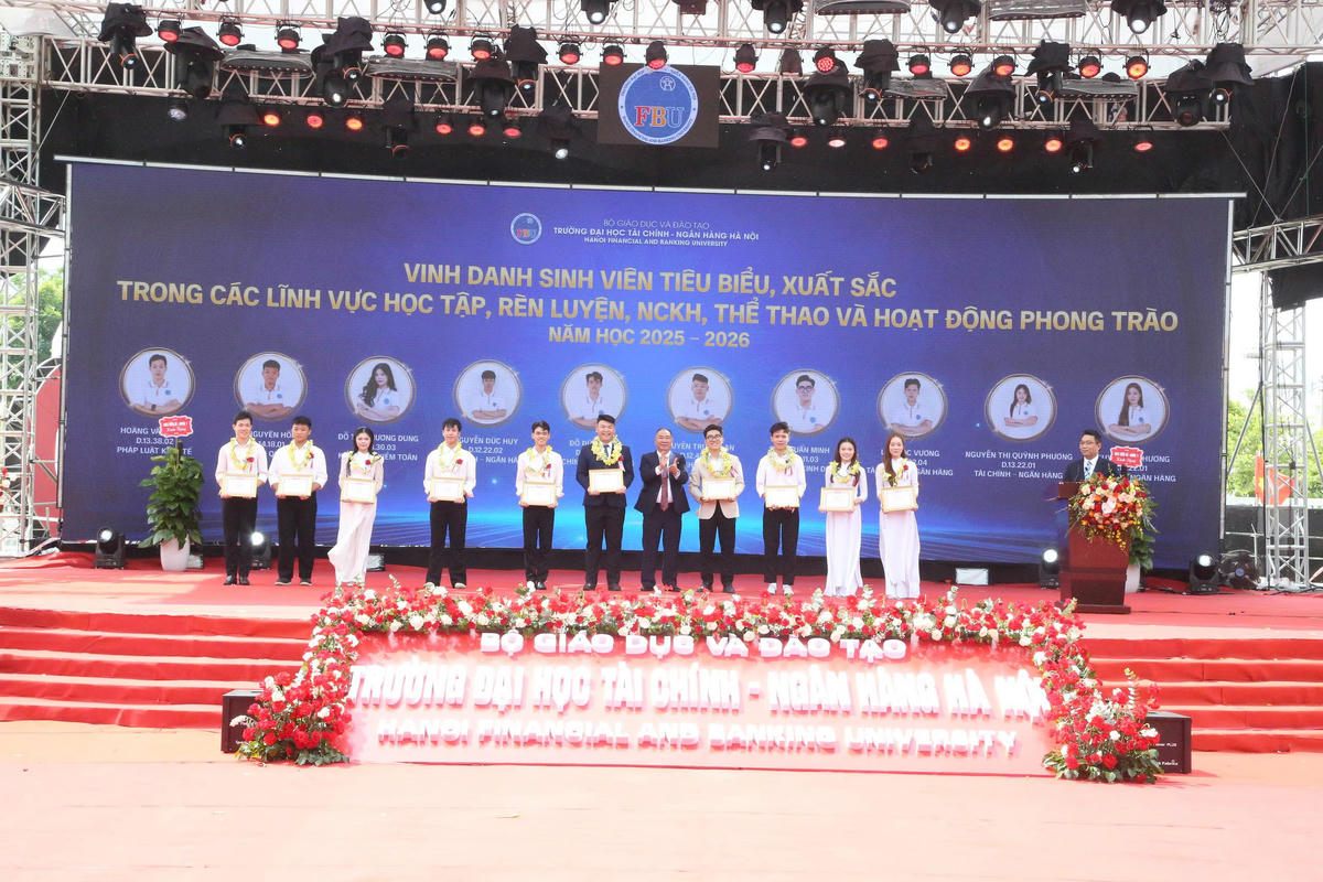 FBU vinh danh sinh viên có thành tích xuất sắc trong các lĩnh vực học tập, rèn luyện, nghiên cứu khoa học, thể thao và hoạt động phong trào năm học 2025-2026. Ảnh: Đ.Chung.