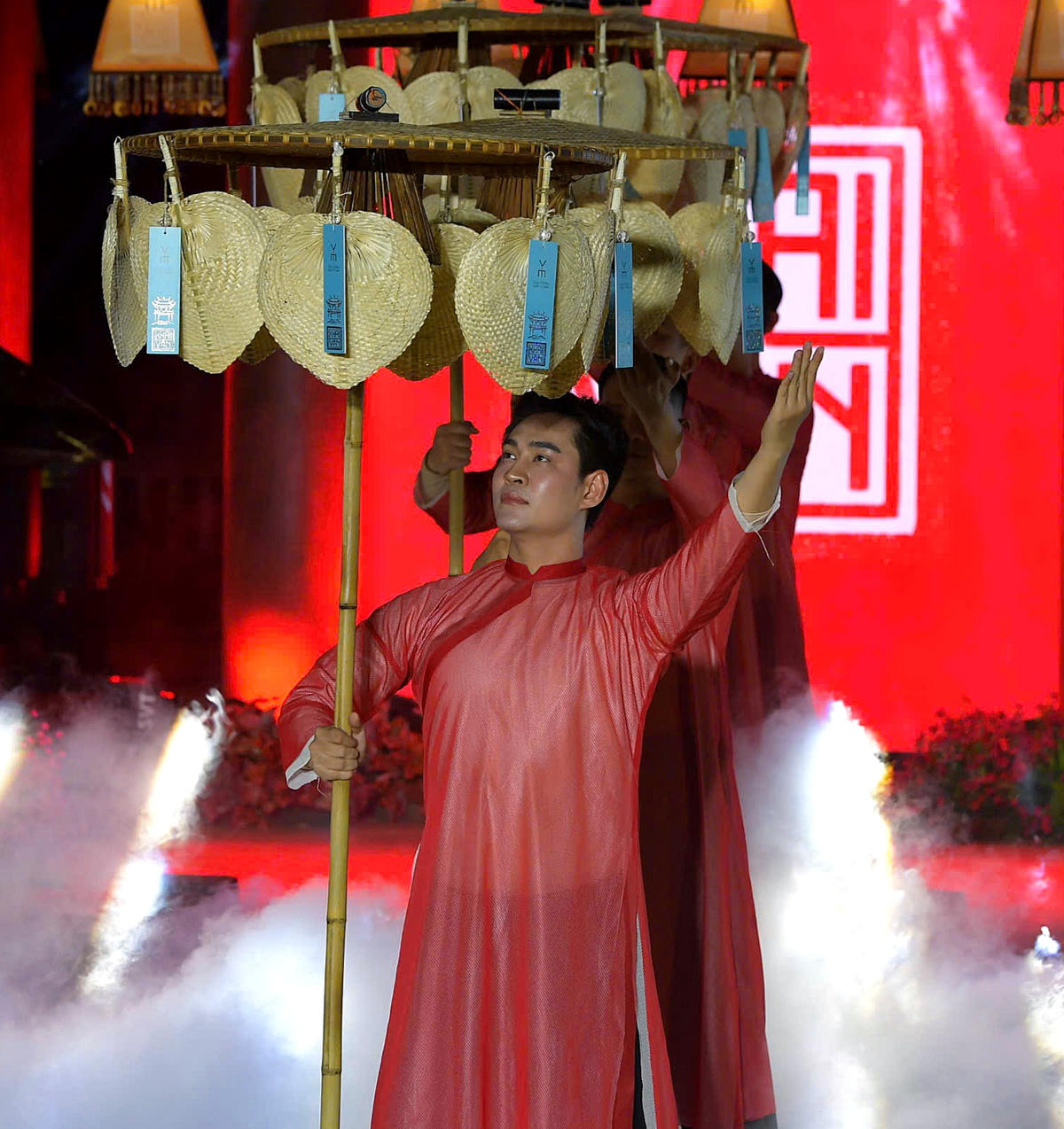 Từ không gian Văn Miếu – Quốc Tử Giám, câu chuyện về truyền thống hiếu học được kể lại bằng sự kết hợp giữa nghệ thuật truyền thống và phương thức biểu đạt đương đại.