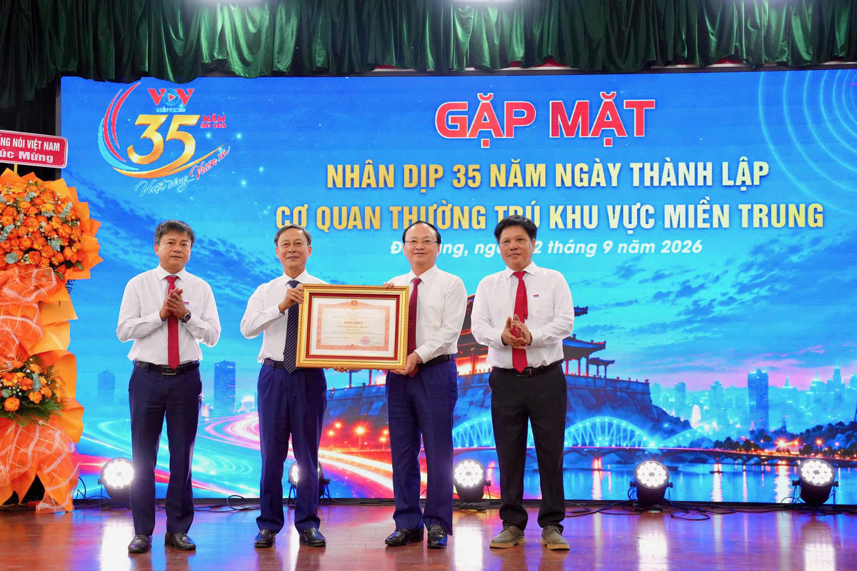 Tổng Giám đốc Đài Tiếng nói Việt Nam Đỗ Tiến Sỹ (thứ 2 từ phải qua) trao bằng khen của Thủ tướng Chính phủ cho lãnh đạo VOV miền Trung. Ảnh: Nguyễn Tú.