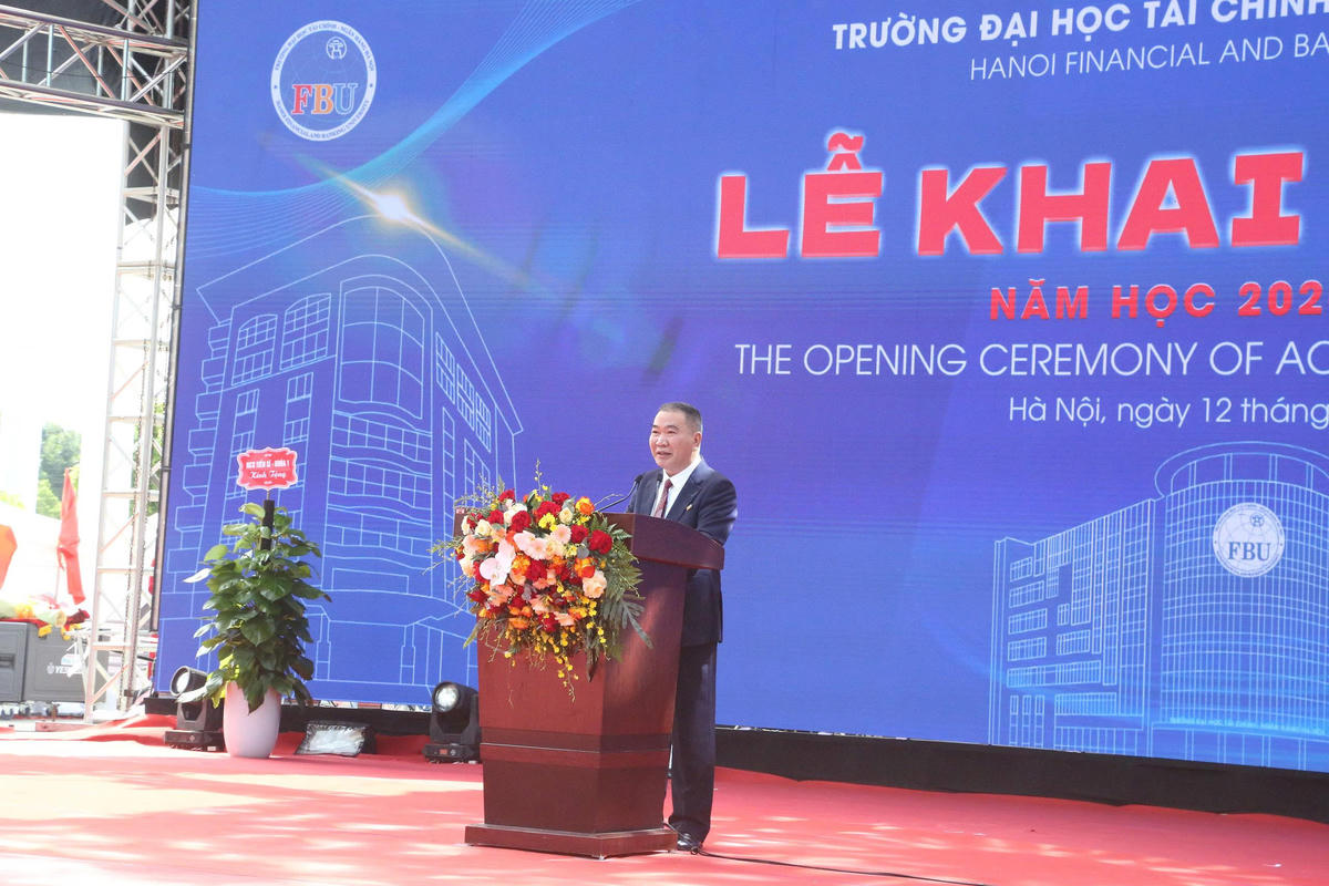 PGS.TSKH. Bùi Xuân Biên, Chủ tịch Hội đồng trường FBU phát biểu chào mừng tân sinh viên khóa 15. Ảnh: Đ.Chung.