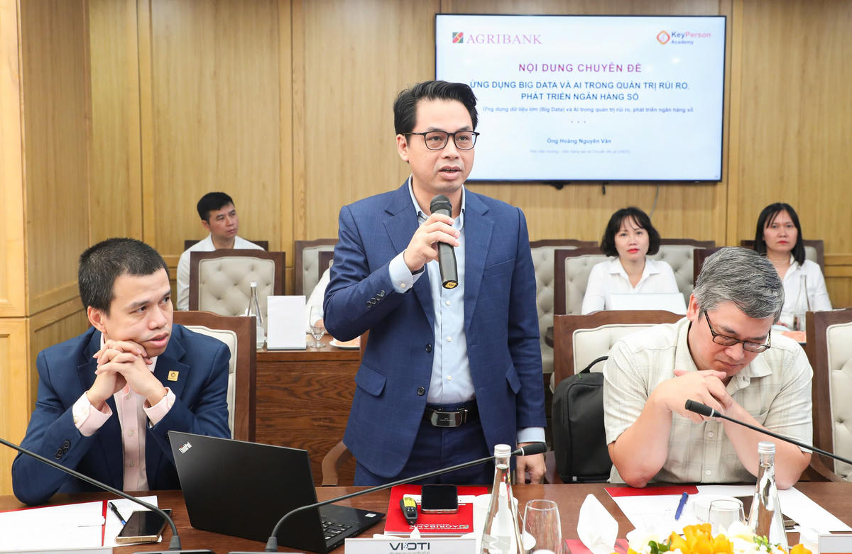 Ông Hoàng Nguyên Vân, Phó Viện trưởng Viện Sáng tạo và Chuyển đổi số trình bày nội dung tại Tọa đàm