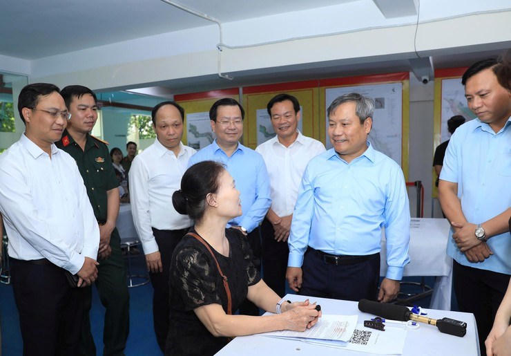 Chủ tịch Hà Nội Vũ Đại Thắng đến kiểm tra công tác lấy ý kiến cộng đồng dân cư tại trụ sở Ban Chỉ huy quân sự phường Hồng Hà.