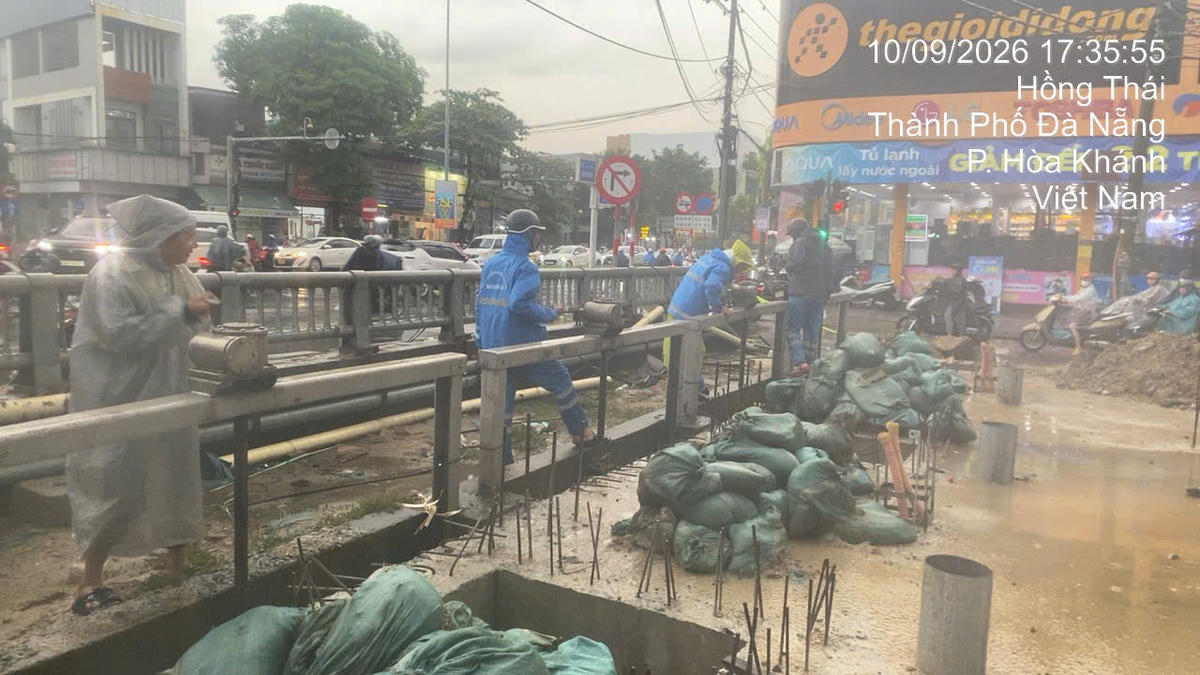Đà Nẵng: Đội mưa ứng phó chống ngập trước mưa lớn kéo dài