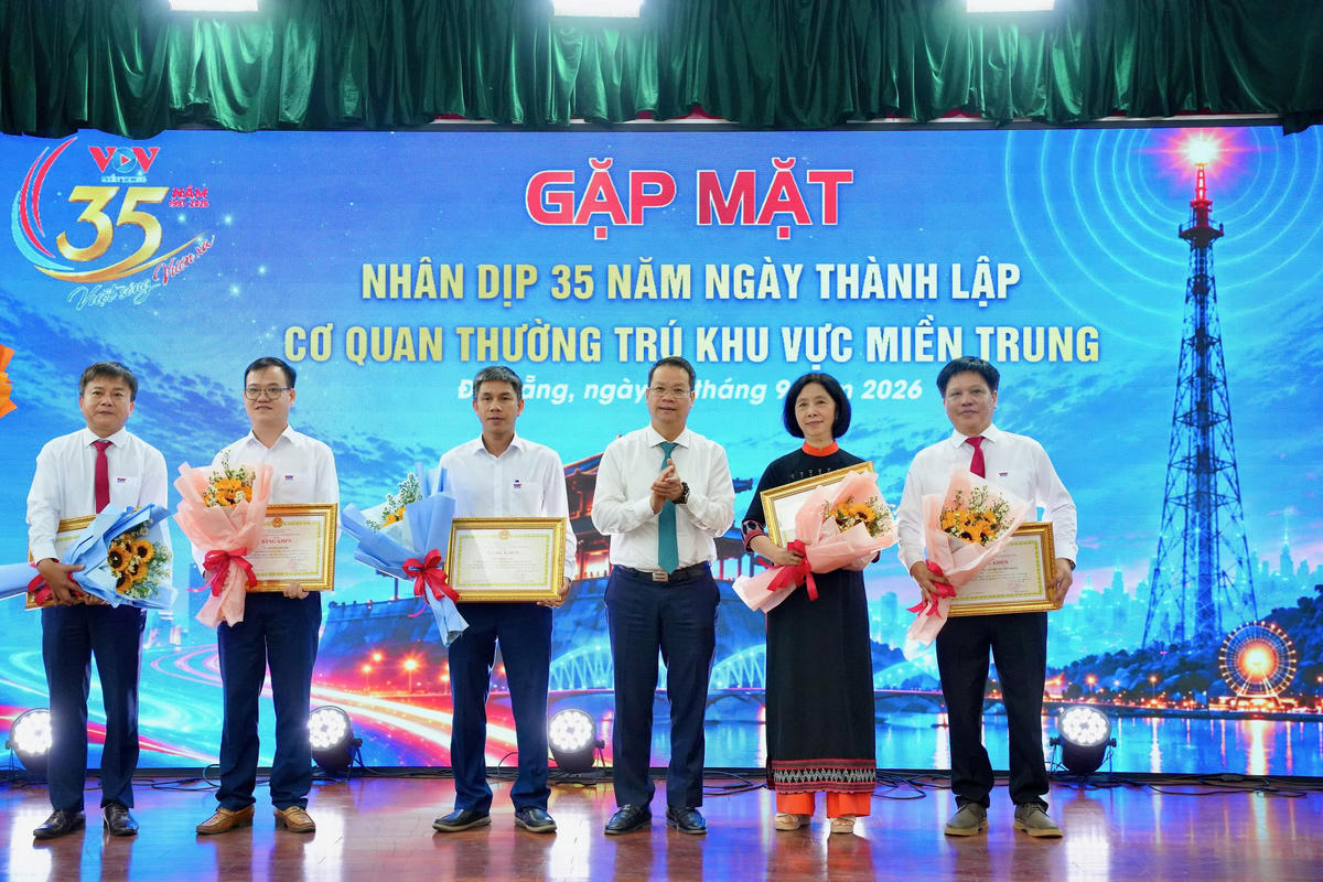 Chủ tịch UBND thành phố Nguyễn Mạnh Hùng (thứ 3 từ phải sang) trao bằng khen cho các tập thể, cá nhân của VOV miền Trung. Ảnh: Nguyễn Tú.