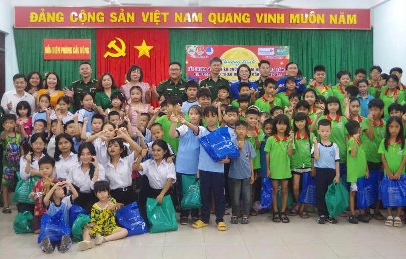 Ban tổ chức trao quà cho thiếu niên, nhi đồng tại buổi lễ.