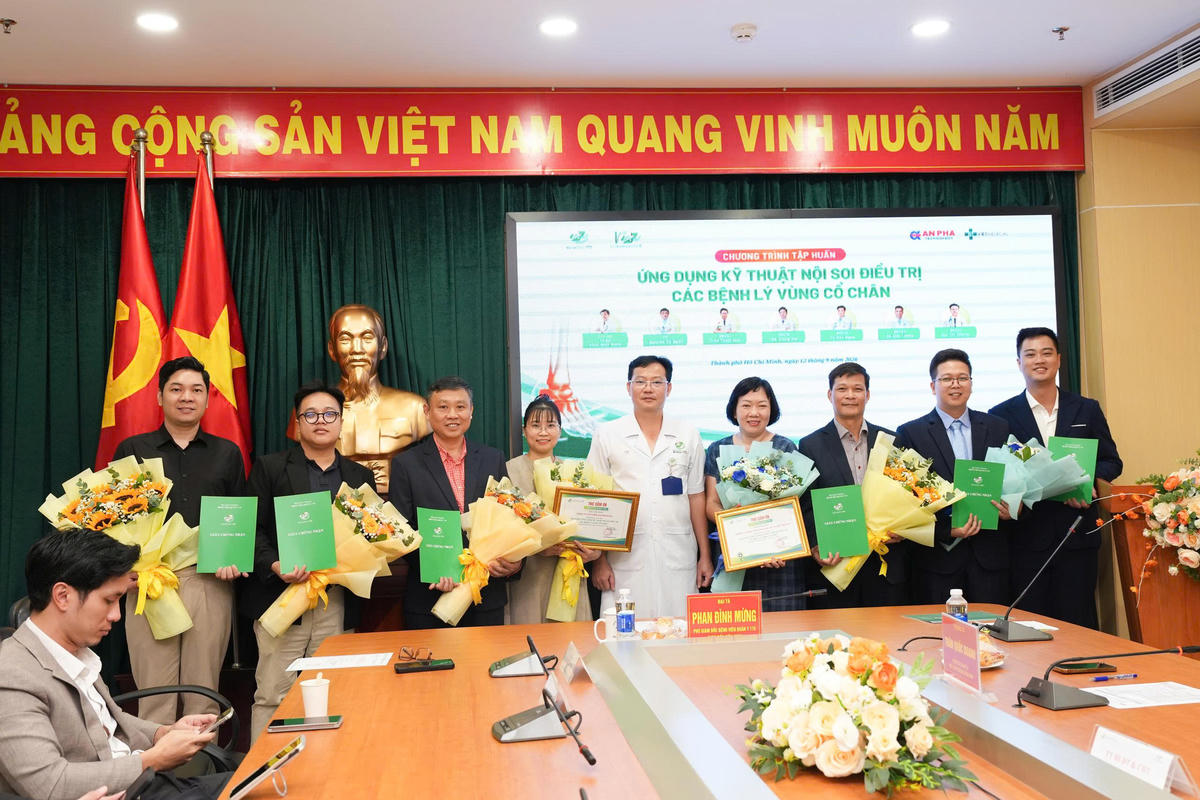 Nhiều chuyên gia lĩnh vực chấn thương chỉnh hình trong và ngoài quân đội tham gia chương trình tập huấn. Ảnh: M.C