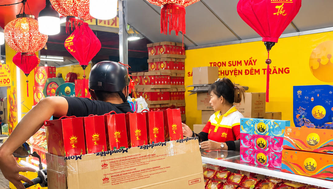 Nhiều khách hàng lựa chọn mua bánh trung thu làm quà biếu. Ảnh: CĐ.