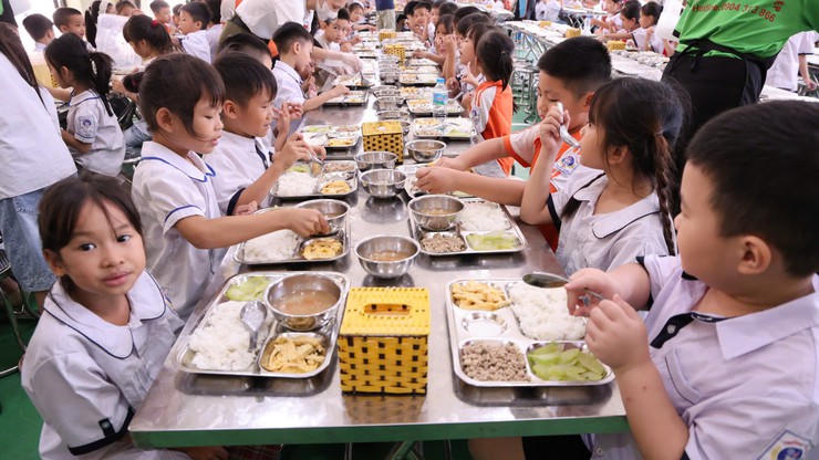 Ngay từ đầu năm học, xã Tam Hưng đã đặc biệt chú trọng việc nâng cao chất lượng bữa ăn bán trú và bảo đảm an toàn thực phẩm tại các cơ sở giáo dục.